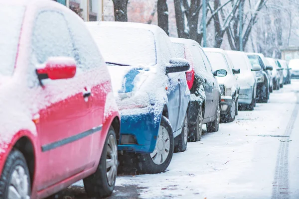 在寒冷的冬日里 街道上被雪覆盖的停放汽车 — 图库照片