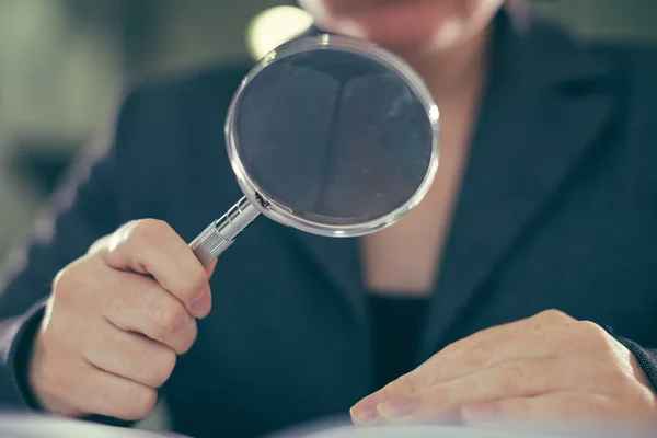 Zakelijke Corruptie Audit Inspectie Concept Vrouwelijke Inspecteur Met Vergrootglas — Stockfoto