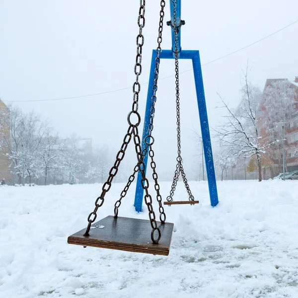 Balanço Vazio Inverno Com Neve Cobrindo Parque Infantil — Fotografia de Stock