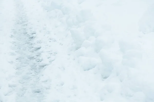 寒冷的冬日 雪中空旷的人行道 — 图库照片