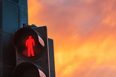 Dramatik kış gökyüzü karşı kırmızı yaya trafik ışığı