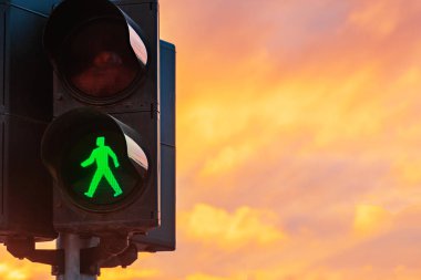 Dramatik kış gökyüzü karşı yeşil yaya trafik ışığı