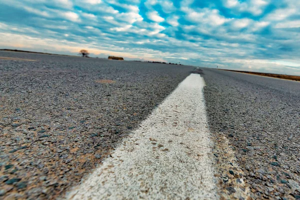 Vista Ángulo Bajo Del Camino Vacío Través Del Campo Frío —  Fotos de Stock