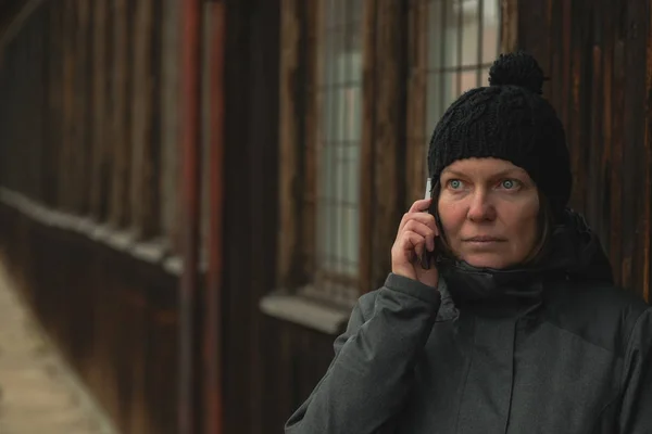 Серьезная Женщина Разговаривает Мобильному Телефону Улице Холодное Зимнее Время — стоковое фото