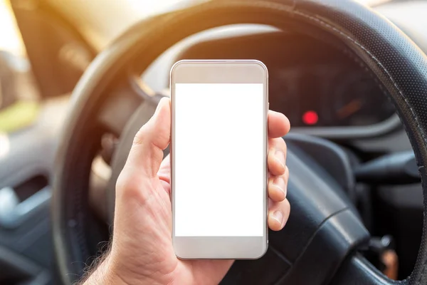 白人の成人男性の手で携帯電話の画面のモックアップを車でスマート フォンを使用して — ストック写真