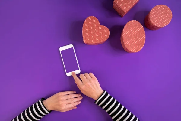 Akıllı Telefon Ekranı Sahte Top Hediye Kutuları Eller Cep Telefonunuzun — Stok fotoğraf