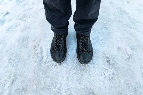 男性的脚在靴子站立在纯净的冬天雪 — 图库照片