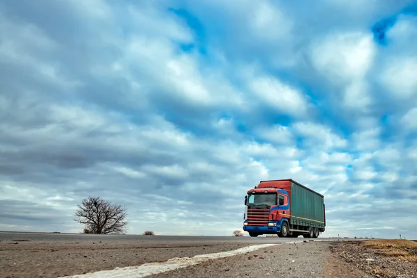 Caminhão Estrada Através Campo Tarde Fria Outono — Fotografia de Stock