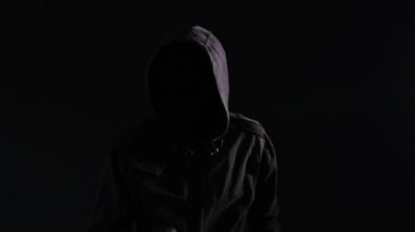 Sus işareti sessizlik Victim saldırı önce mimik dudaklarında parmak ile kapüşonlu manyak