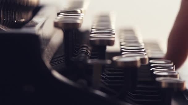 Nahaufnahme Der Fingertippenden Schreibmaschinentastatur Zeitlupe — Stockvideo