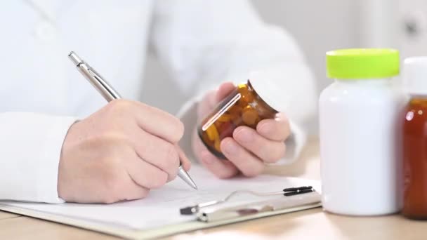 Γιατρός Γράφει Συνταγή Για Φάρμακα Γενικής Ιατρικής Στο Ιατρείο — Αρχείο Βίντεο