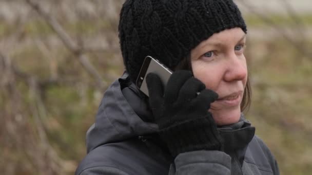 Serious Woman Talking Mobile Phone Outdoors Cold Winter Day — Stock Video