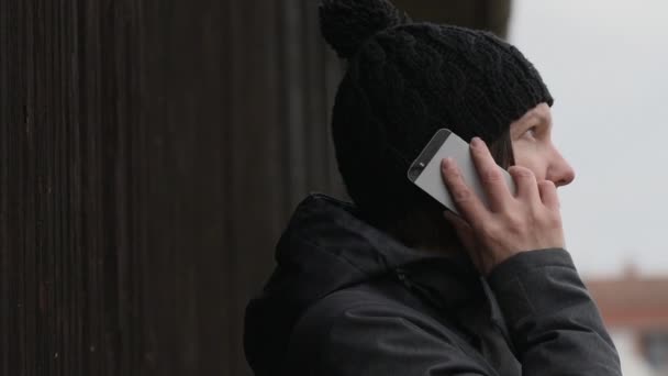 Mujer Seria Hablando Teléfono Móvil Aire Libre Frío Día Invierno — Vídeos de Stock