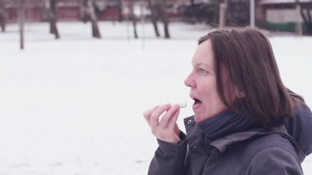 Mujer Aplicando Bálsamo Labial Calle Frío Día Invierno — Vídeo de stock