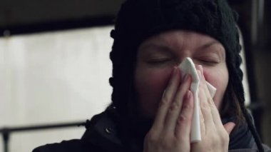 Kağıt mendil burnuna otobüste bir soğuk kış gününde grip sezonu başında üfleme kadın