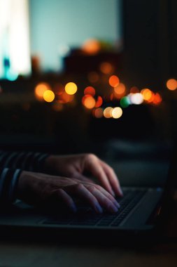 Erkek tipik dizüstü bilgisayar klavye nişanlı online sosyal medya ve etkinlik gece geç saatlerde ağ karanlıkta eller