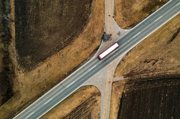 Vista Aérea Del Autobús Carretera Través Del Campo Frío Día — Foto de Stock