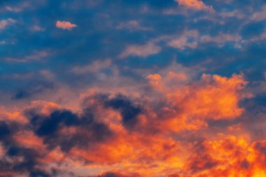 Bulutlar dramatik ile kış günbatımı gökyüzü refracting güneş ışığı