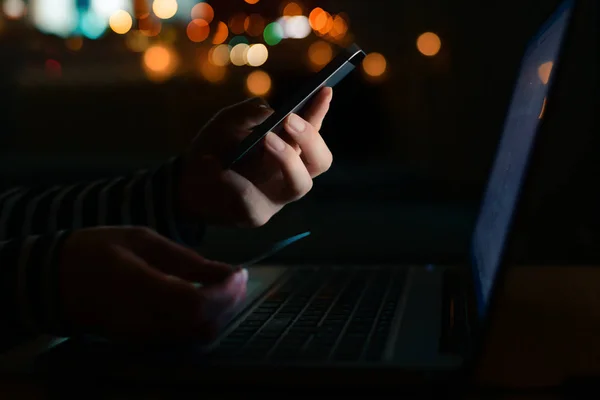 Nákup Online Kreditní Karty Pomocí Přenosného Počítače Temné Místnosti Nízké — Stock fotografie