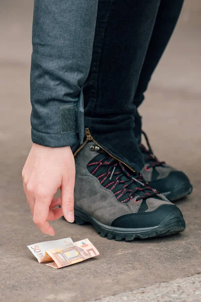 Lyckligt Lottade Kvinna Plocka Upp Pengarna Hittade Gatan Trottoaren Femtio — Stockfoto