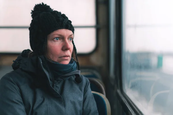 Donna Triste Sul Bus Guardando Attraverso Finestra Alla Strada Freddo — Foto Stock