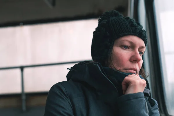 Otobüste Soğuk Kış Gününde Street Pencereden Bakarak Üzgün Kadın — Stok fotoğraf