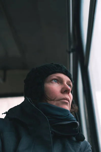Грустная Женщина Автобусе Смотрит Через Окно Улицу Холодный Зимний День — стоковое фото
