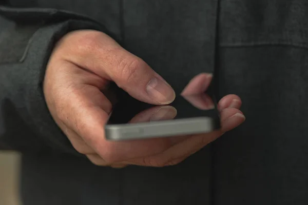 Vrouw Met Behulp Van Mobiele Telefoon Verzenden Sms Bericht Uit — Stockfoto