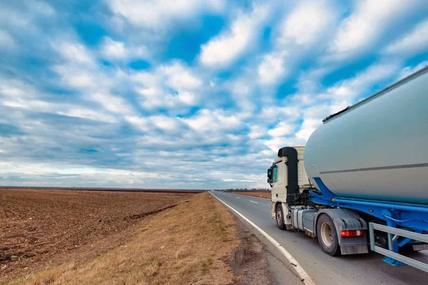 Lkw Kalten Herbstnachmittag Auf Der Landstraße Unterwegs — Stockfoto