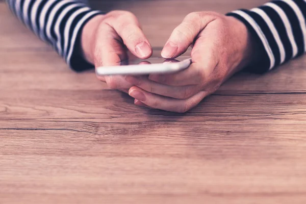 Mulher Usando Smartphone Mesa Foco Seletivo Fungos Digitando Tela Sensível — Fotografia de Stock