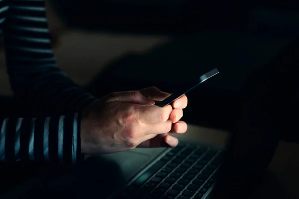 Usando Smartphone Computador Portátil Tarde Noite Imagem Tecla Baixa Mãos — Fotografia de Stock