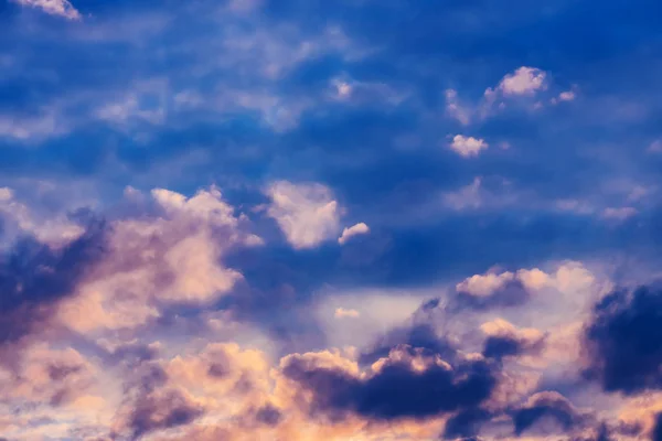 Téli Naplemente Drámai Felhők Refracting Napfény — Stock Fotó