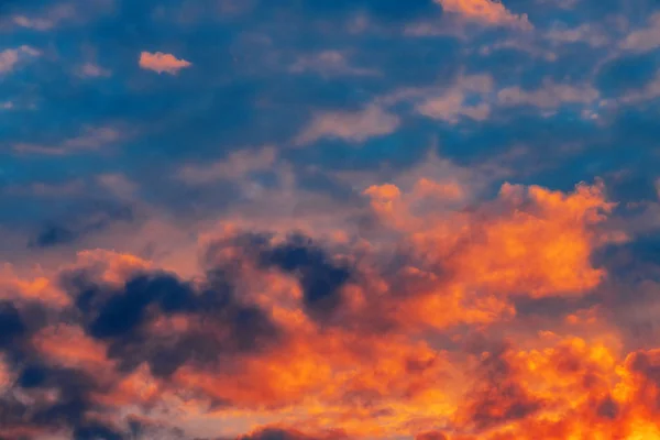 Cielo Del Atardecer Del Invierno Con Nubes Dramáticas Refractando Luz —  Fotos de Stock