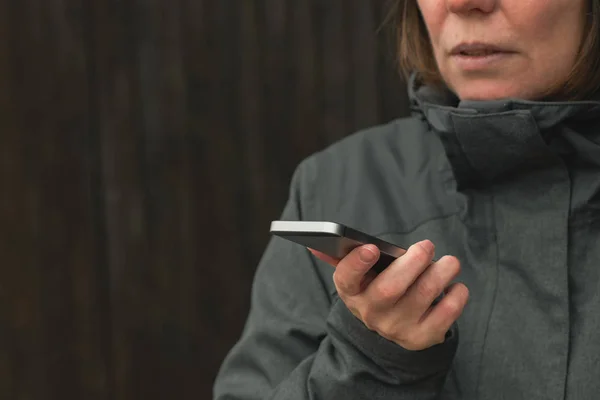 Smartphone Açık Havada Konuşma Için Kullanan Kadın Kırpılmış Atış — Stok fotoğraf