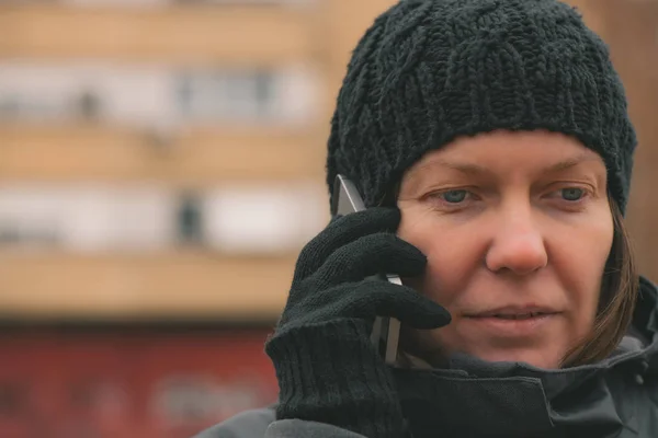Donna Preoccupata Che Parla Telefono Cellulare Strada Nella Fredda Giornata — Foto Stock