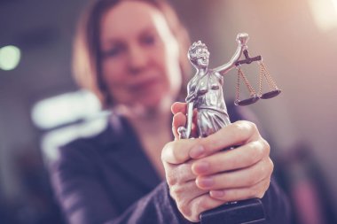 Eyalet Savcısı ofisinde, seçici odak adalet heykeli holding