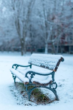 Park bankında soğuk kış gününde karda