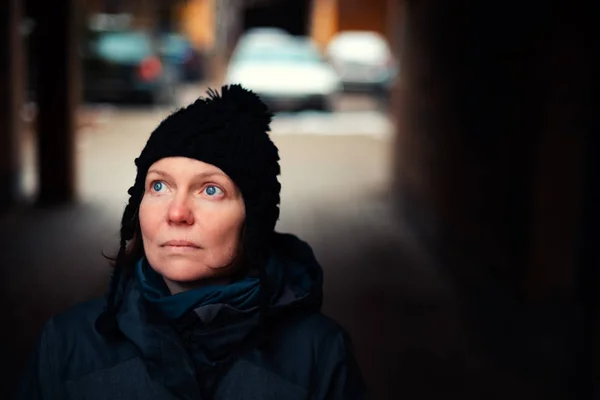 Soğuk Kış Gününde Sokakta Güzel Umutlu Yetişkin Beyaz Kadın Portre — Stok fotoğraf