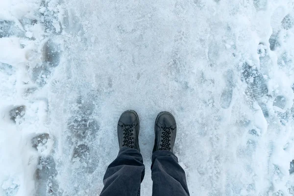 男性脚在靴子站立在纯净的冬天雪 顶视图 — 图库照片