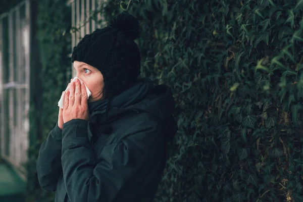 Mujer Sonándose Nariz Pañuelo Papel Calle Frío Día Invierno Comienzo —  Fotos de Stock