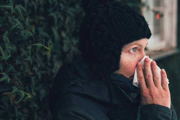 Mujer Sonándose Nariz Pañuelo Papel Calle Frío Día Invierno Comienzo —  Fotos de Stock