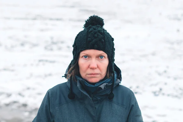 Karlı Havada Duran Endişe Yetişkin Beyaz Kadın Portresi — Stok fotoğraf