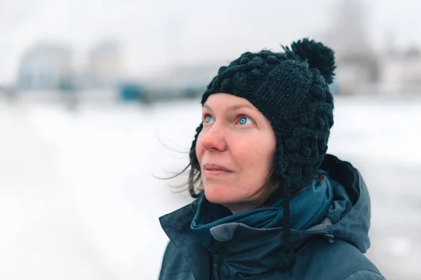 Karlı Havada Duran Endişe Yetişkin Beyaz Kadın Portresi — Stok fotoğraf