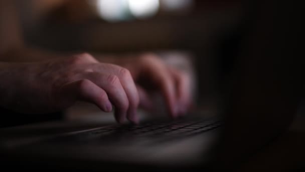 Las Manos Femeninas Tecleando Teclado Computadora Portátil Oscuridad Comprometidas Las — Vídeos de Stock