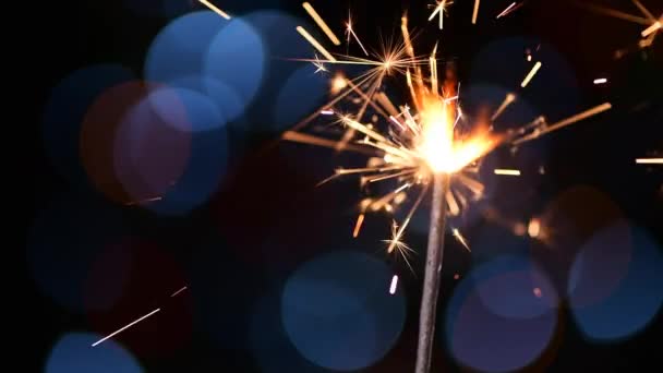 ホリデイ 線香花火 スローモーションで燃焼火花カラフルなボケ味の明るい背景上爆発 — ストック動画