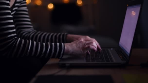 Kvinna Händer Maskinskrivning Laptop Dator Tangentbord Mörkret Engagerade Online Sociala — Stockvideo