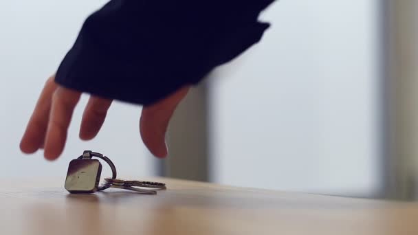 Hand Ergreift Hausschlüssel Und Verlässt Das Haus Hautnah — Stockvideo