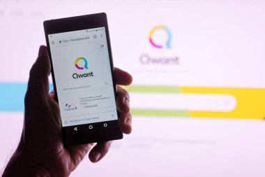 Novi Sad, Sırbistan - 19 Ocak 2019: Qwant, Paris'ten, masaüstü ve taşınabilir bilgisayarlar için kullanılabilir işletilen web arama motoru. Açıklayıcı yazı işleri.