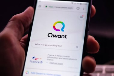 Novi Sad, Sırbistan - 19 Ocak 2019: Qwant, Paris'ten, masaüstü ve taşınabilir bilgisayarlar için kullanılabilir işletilen web arama motoru. Açıklayıcı yazı işleri.