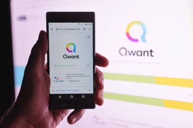 Novi Sad, Sırbistan - 19 Ocak 2019: Qwant, Paris'ten, masaüstü ve taşınabilir bilgisayarlar için kullanılabilir işletilen web arama motoru. Açıklayıcı yazı işleri.